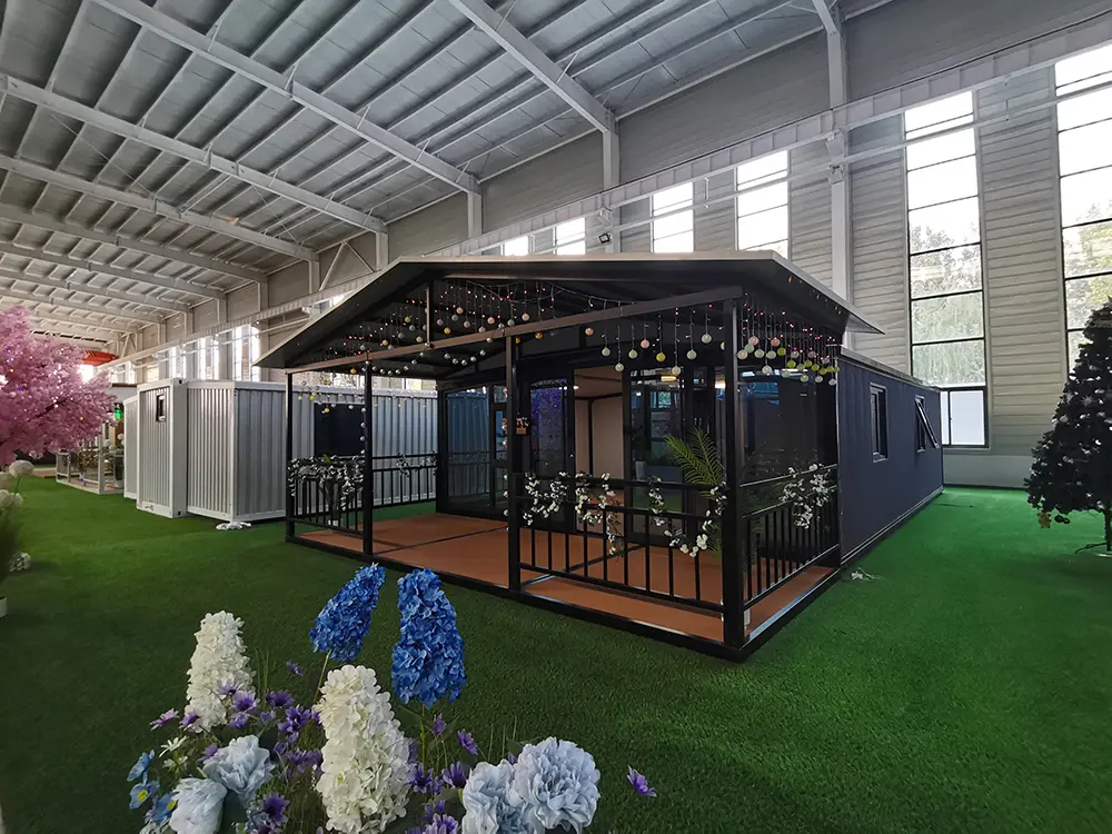 Expandable Container House with Glass Curtain Wall A Modern and Elegant Living Solution (2)