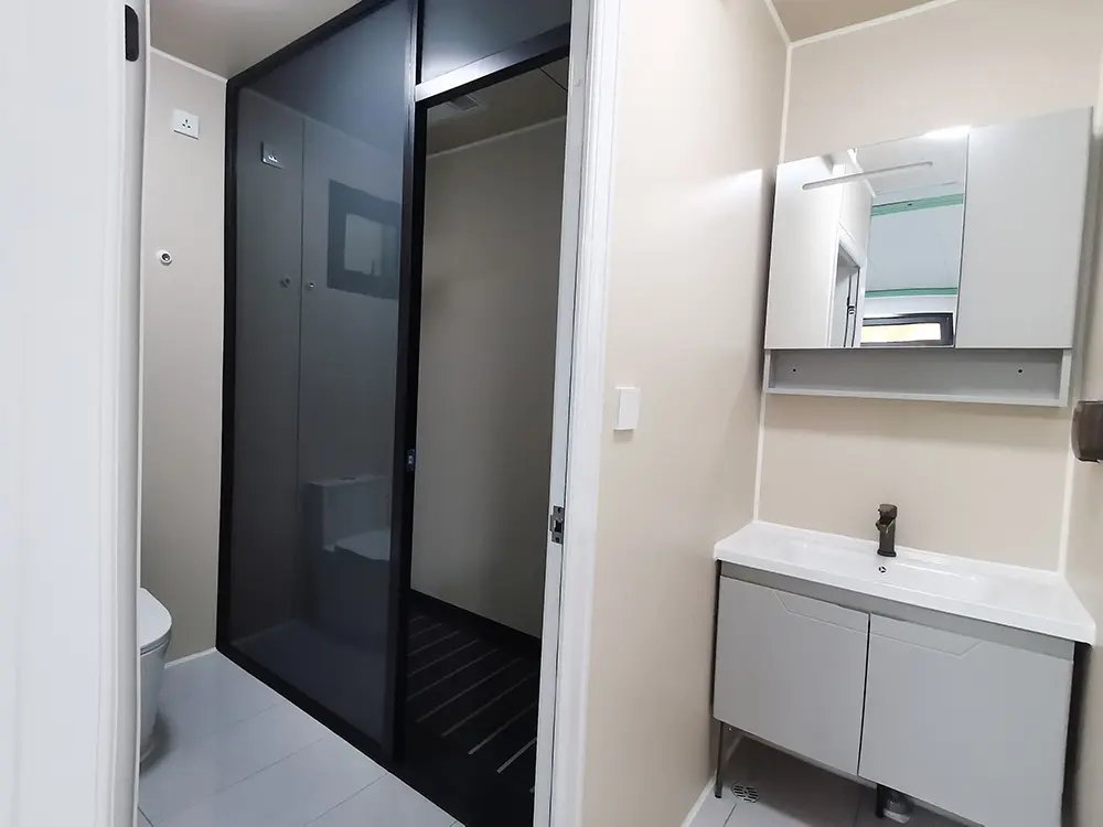 Flat Roof Expandable Container House A Modern and Functional Living Space (6)